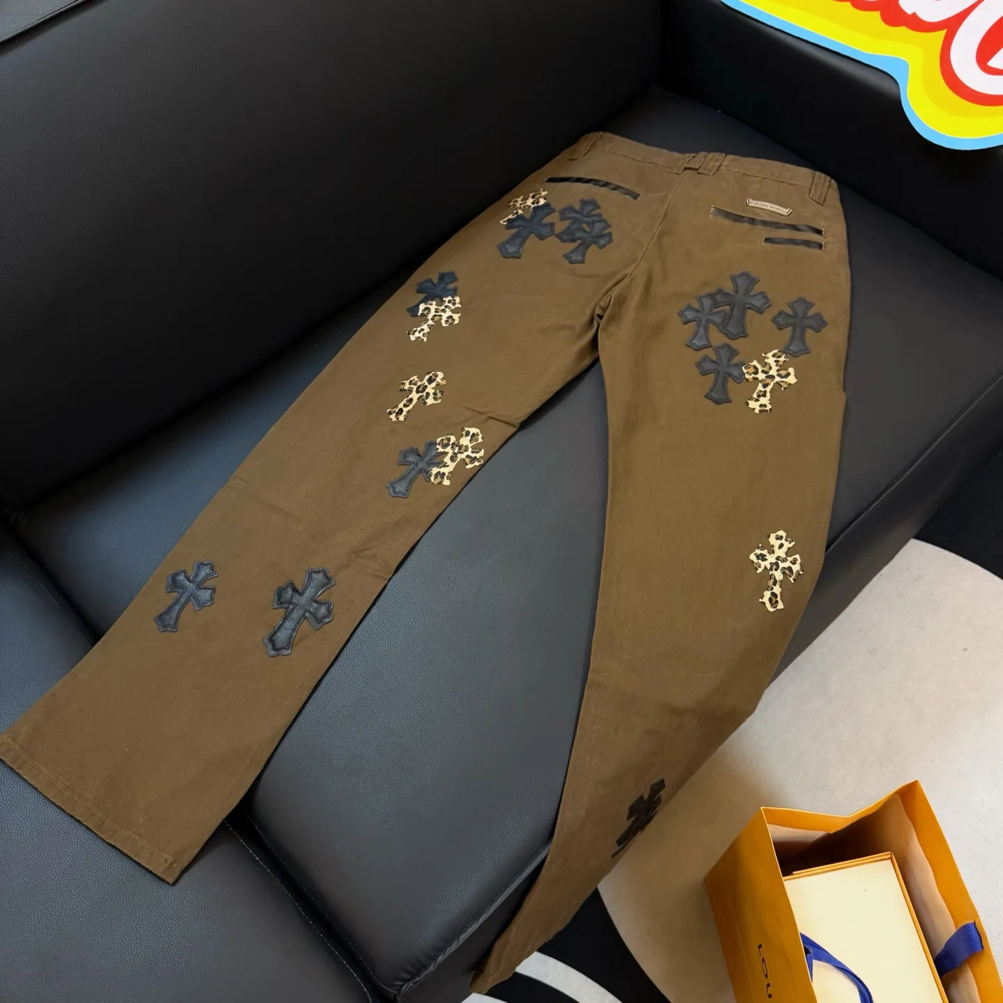 P280 model number: D336 Chrome Hearts CH Chrome Hearts brown leopard print leather jeans exude uninhibited personality and unique charm. Every wear and tear is carefully designed to present a unique artistic feel. Imported denim fabric is selected, and after ultra-heavy industrial washing and destruction treatment, the trousers show a super cool effect on the upper body. This is not only a pair of jeans, but also an expression of attitude. With its unique design concept and ultimate pursuit of details, Croxin breaks traditional boundaries and defines the jeans trend in the new era. The trousers are made of double-layer woven fabric and matched with customized hardware, showing an incomparably beautiful and unique style, making every wearer the focus of fashion. Imported denim fabric, super heavy-duty washed and damaged, the upper body is super cool! Customized hardware, incomparably good-looking model. The production process is difficult. It has a high-street feel. Color: Brown Size: S M L
